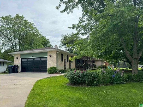 717 Emerald Dr, Storm Lake, IA 50588
