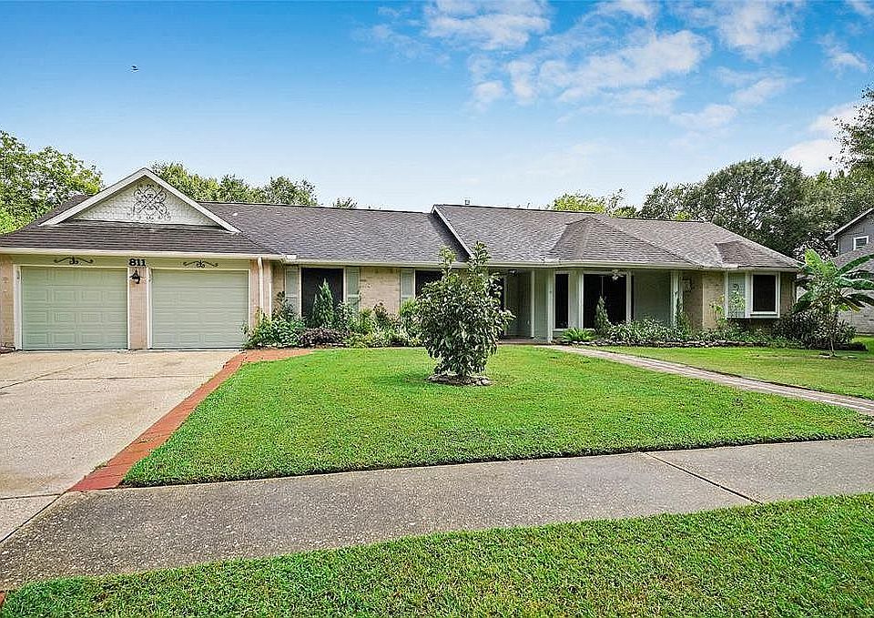Large front and back yard!