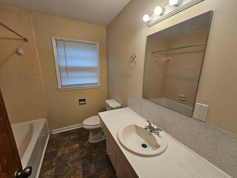 504 Casey St — Photo 8