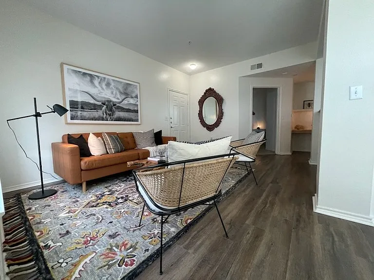 San Pedro Apartments — Photo 22