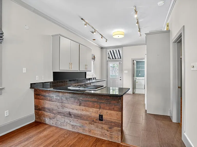 300 Lowerline St — Photo 17