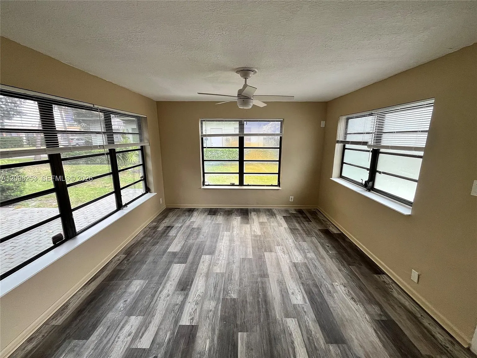 Broward Manor Of Hollywoo — Photo 4