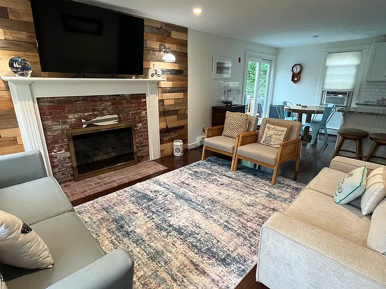118 Knott Ave — Photo 2