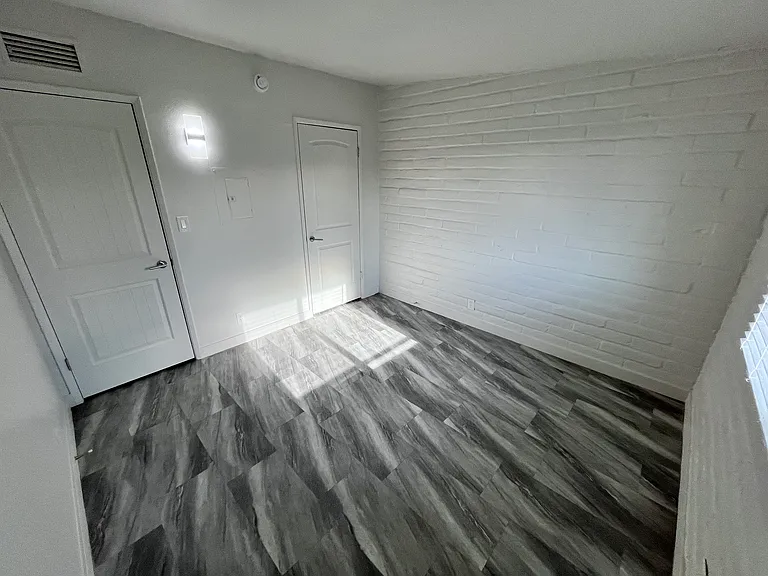 2933 N Euclid Ave — Photo 28