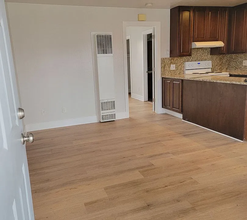 E Taylor St 8-Plex
