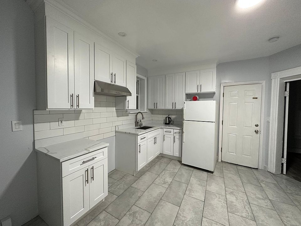 1st image of 178 Clarence St APT 2