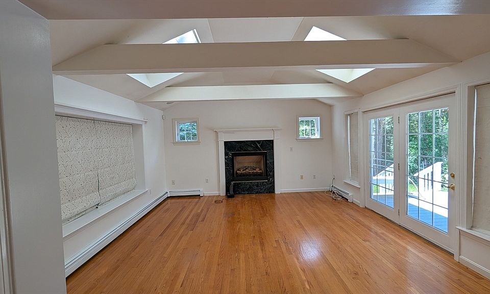 1st image of 700 Main St