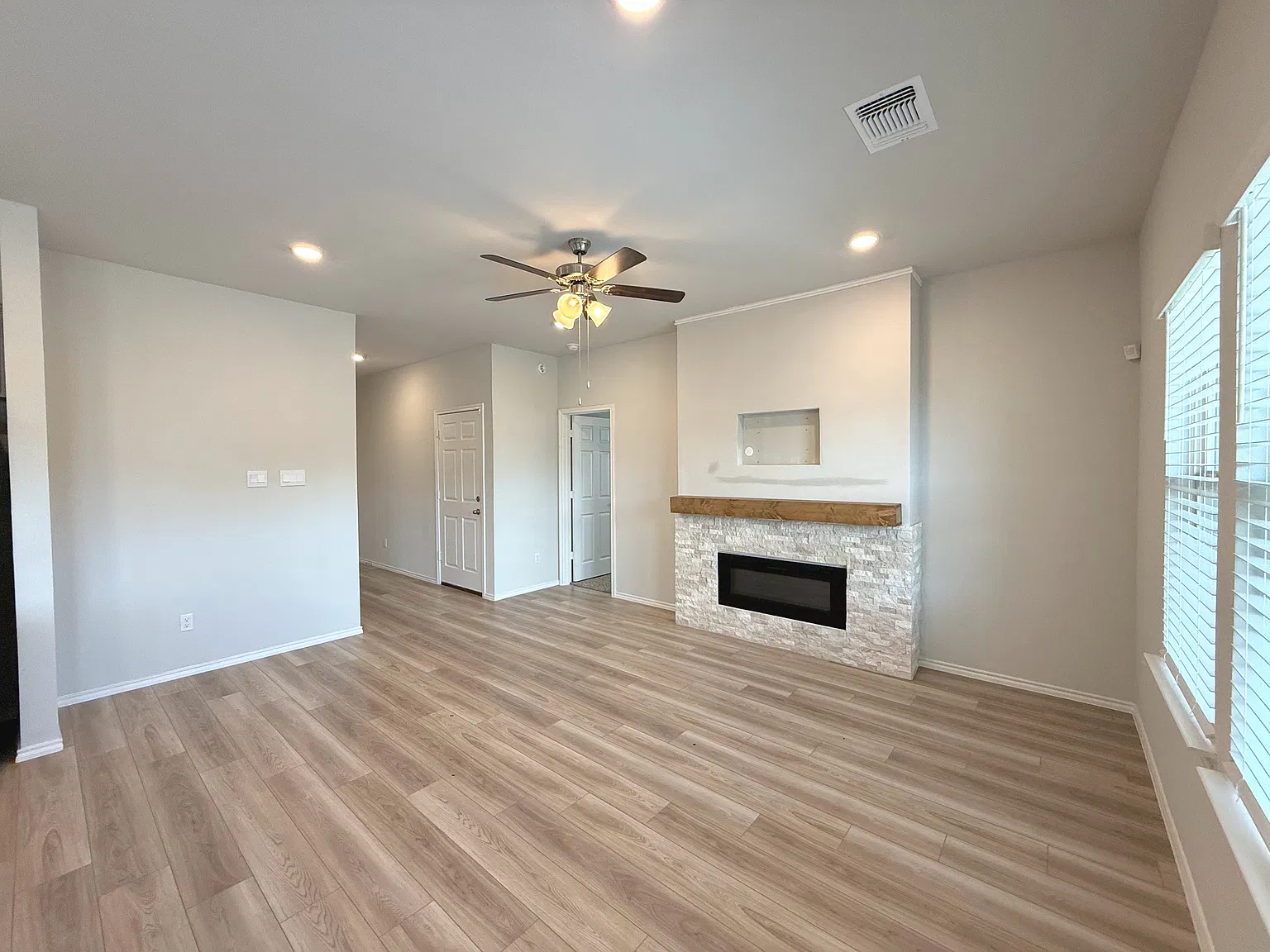 3 bed, 1308 sqft, $1,750 — Photo 2