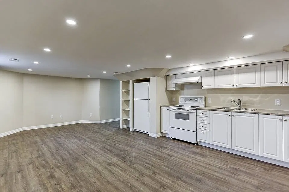 211 Hibbert Ave #2