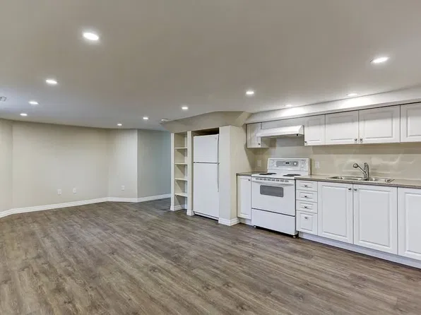 211 Hibbert Ave #2, Oshawa, ON L1J 1V4