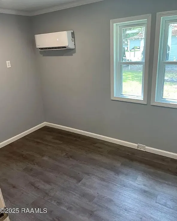 Beautiful small Cottage style home / large yard in the heart of Rayne, fully renovated and ready — Photo 2
