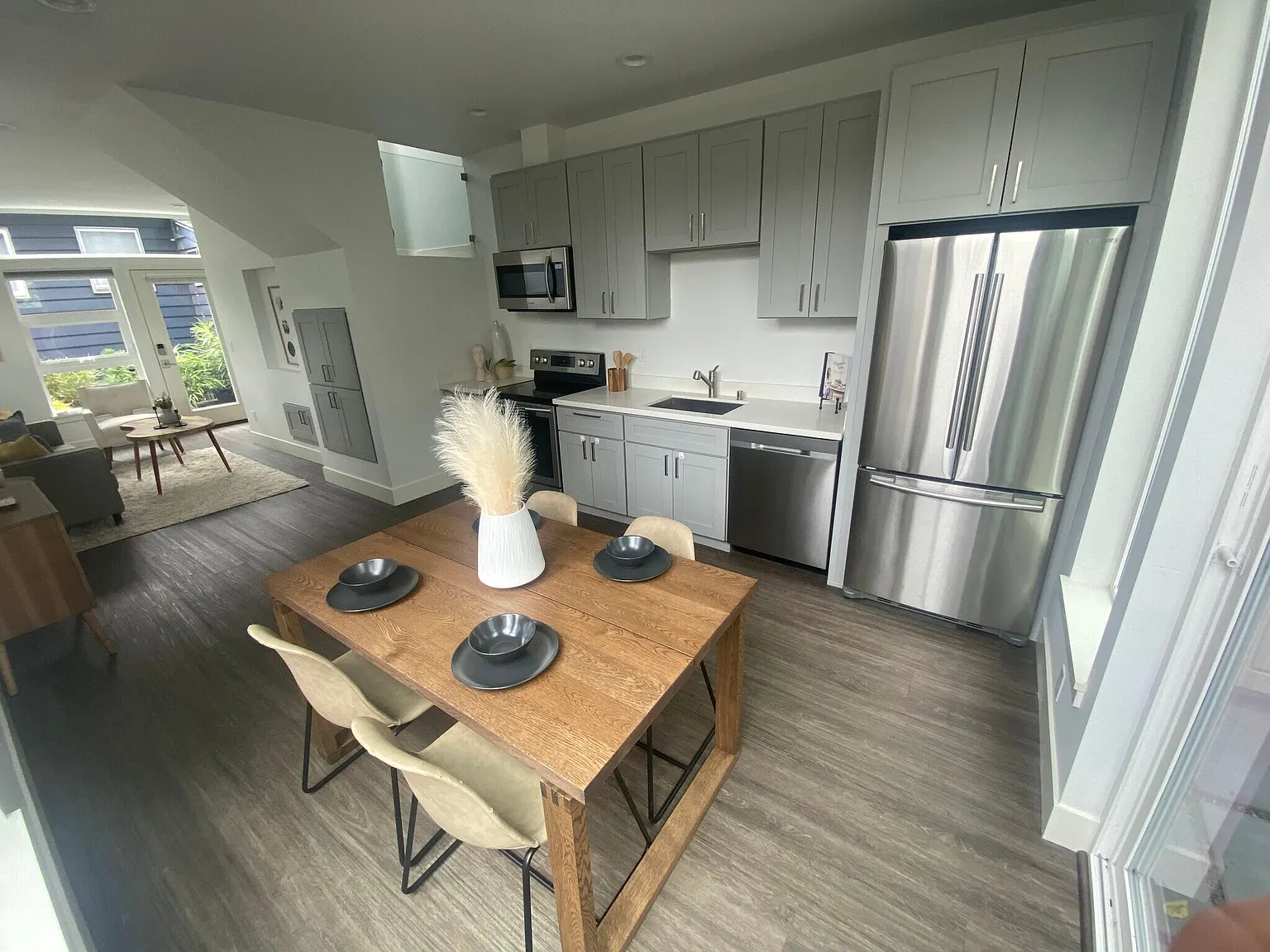 2 bed, 1200 sqft, $3,300 — Photo 2