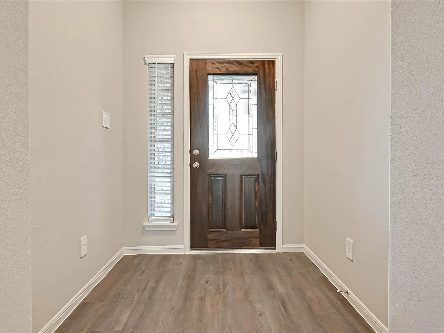 3 bed, 2.0 bath, 1829 sqft, $2,200 — Photo 4