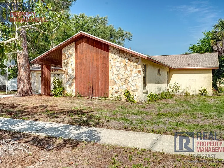1370 Palmwood Dr — Photo 4