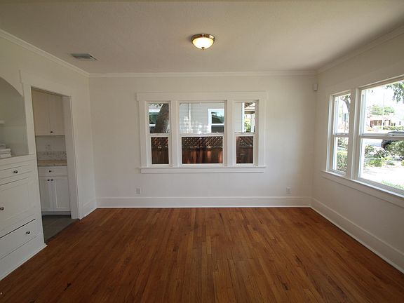 3rd image of 1561 N Oxford Ave
