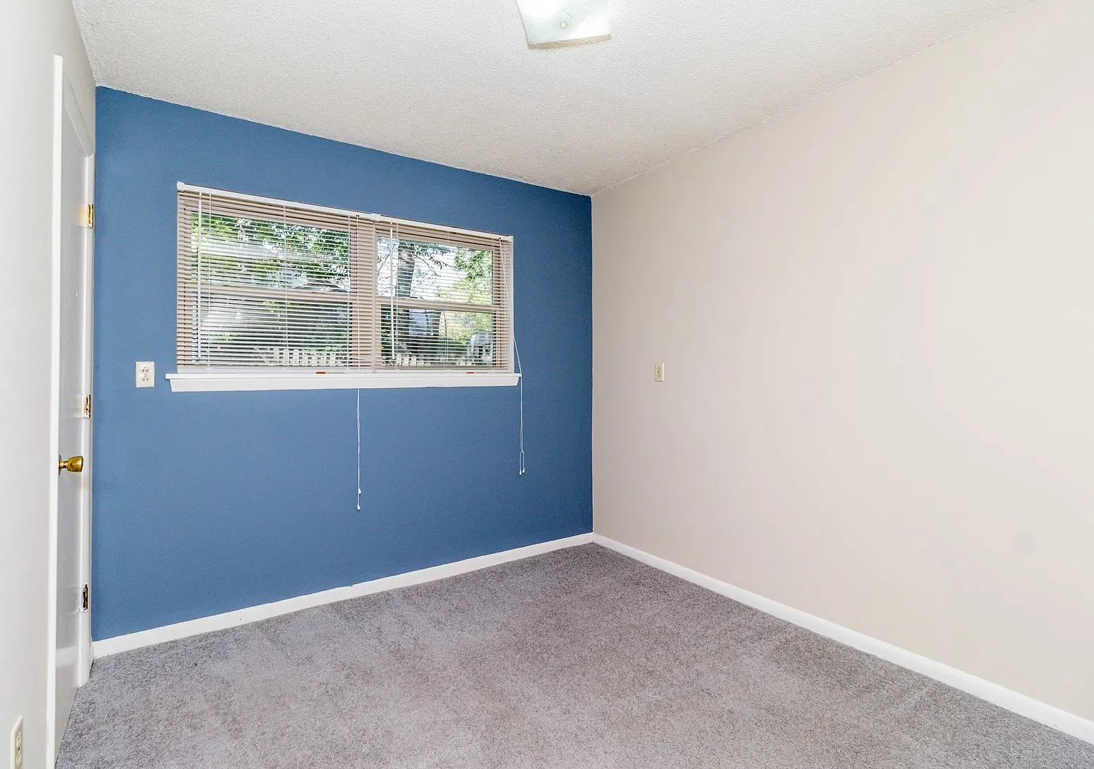 402 Lawrence Place — Photo 1