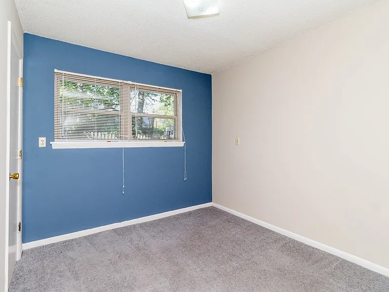 402 Lawrence Pl — Photo 9