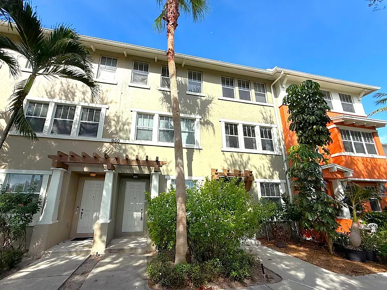 960 Millbrae Ct #4 — Photo 1