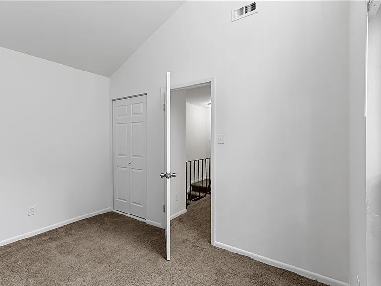 703 Camelback Ct — Photo 6