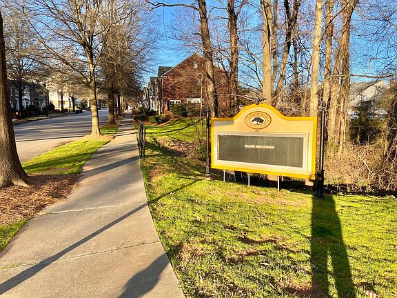 Entrance to Oakhurst community