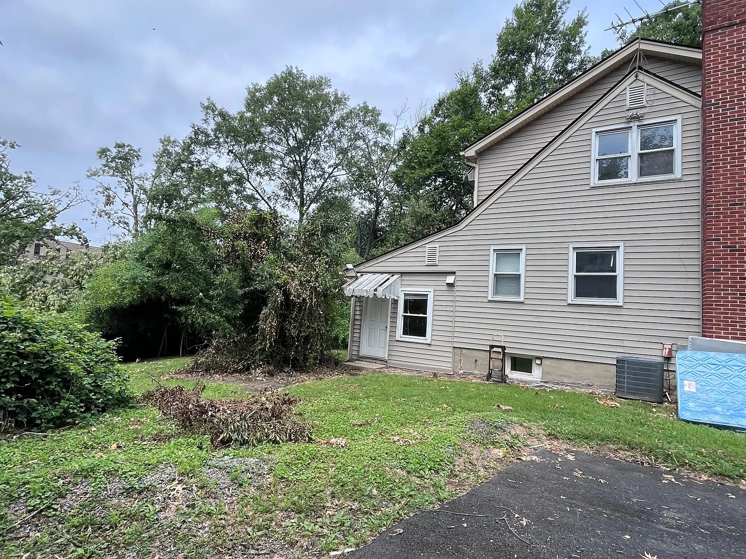 5 bed, 2130 sqft, $4,340 — Photo 3