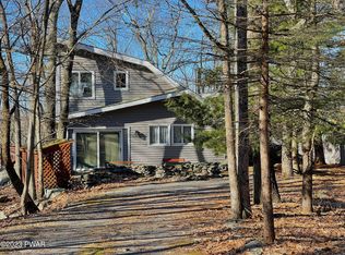 110 Ridgeway Dr, Hawley, PA 18428