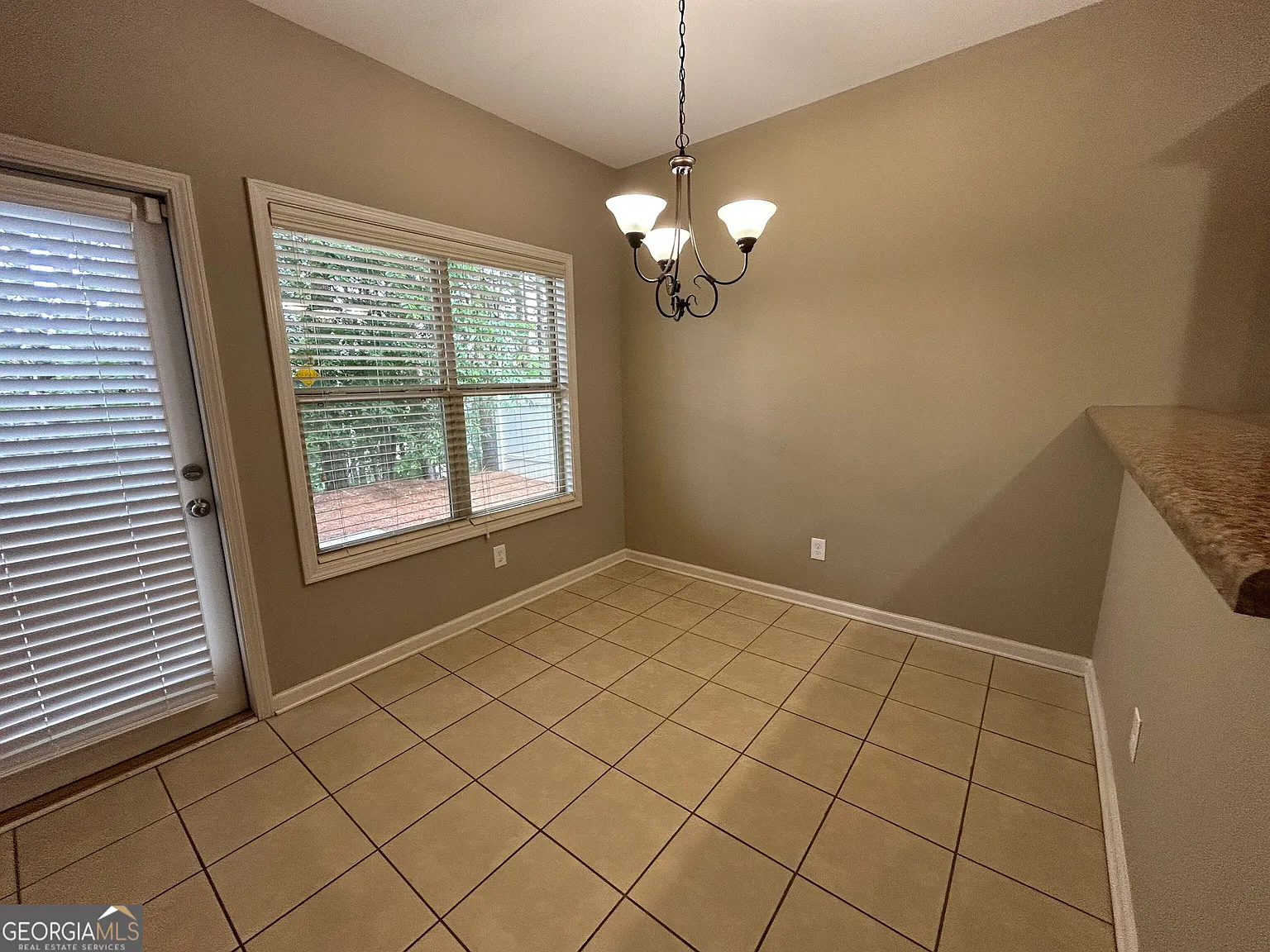 3 bed, 2.5 bath, 1634 sqft, $1,845 — Photo 4