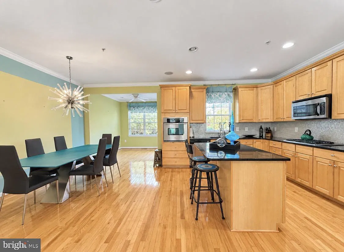 3 bed, 4.0 bath, 2300 sqft, $3,200 — Photo 3