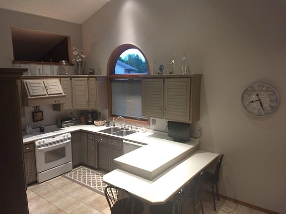3rd image of 938 Mill Pond Ln