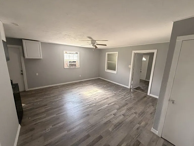 1418 Woodlawn Ave — Photo 2