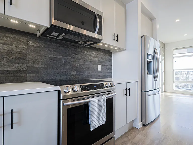 1704 Keene Cres SW — Photo 8