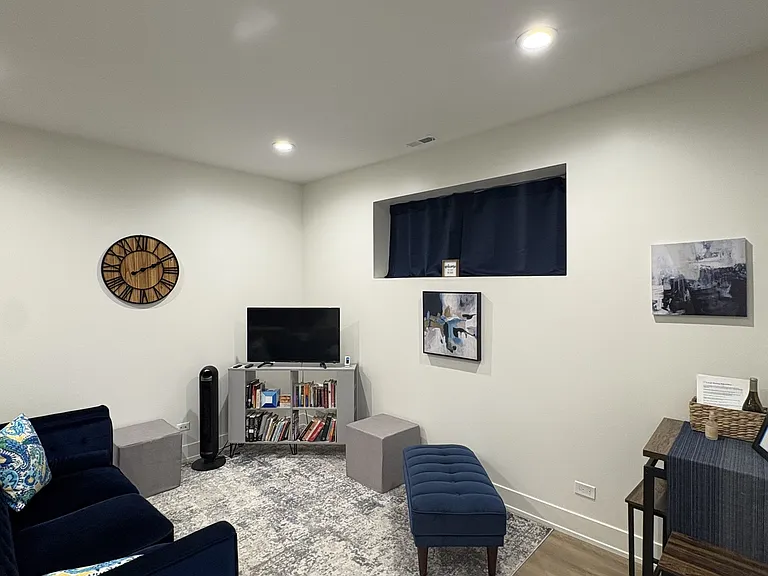 6317 S Rhodes Ave — Photo 3