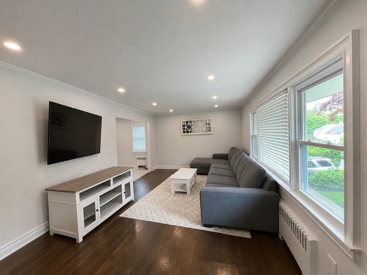 Spacious Living Room. - 102 Parkview Ave E #1