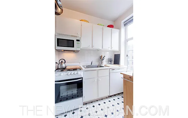 Sold by Douglas Elliman | media 41