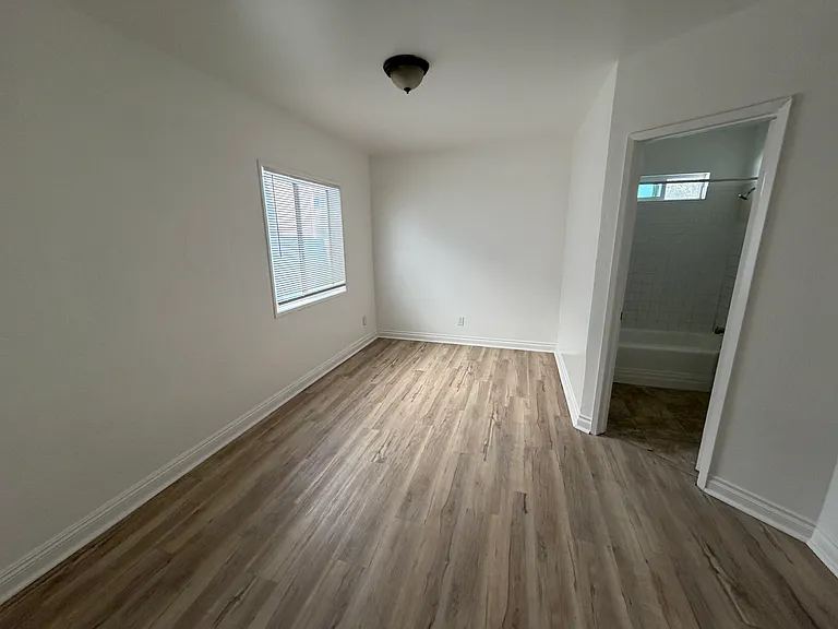 300 E 4th St #D — Photo 2