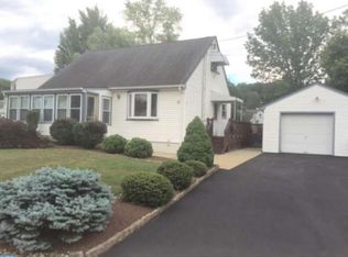 15 Longwood Dr, Hamilton, NJ 08620