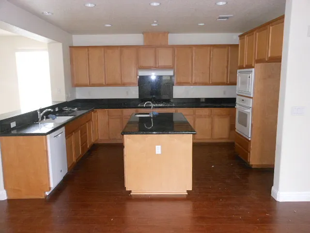 Beautiful 4 Bed, 3 Bath in Rose Garden — Photo 4