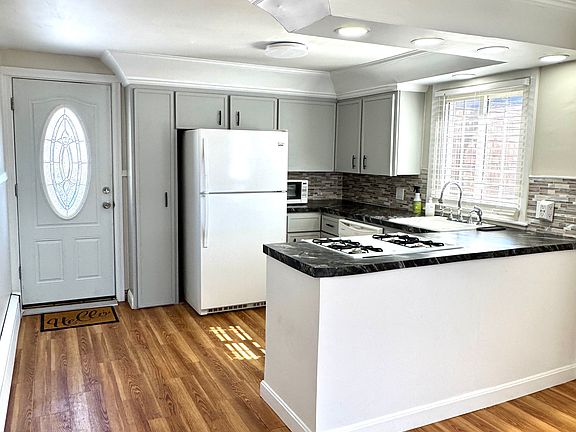 4th image of 77 Ophelia St #R