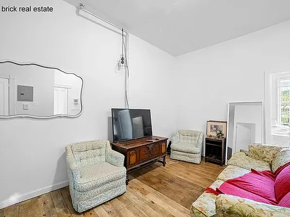 271 Bleecker Street image 1 of 7