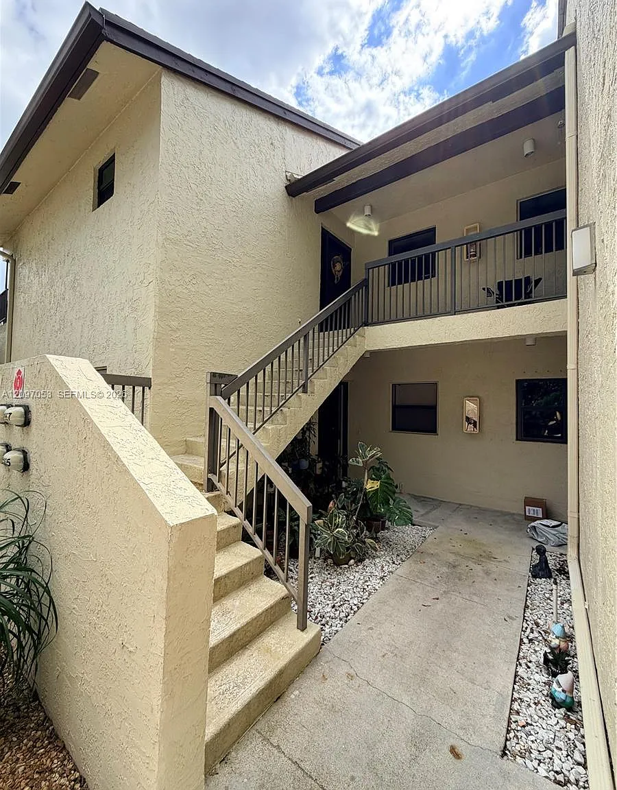 Karanda Village I-B Condo — Photo 1