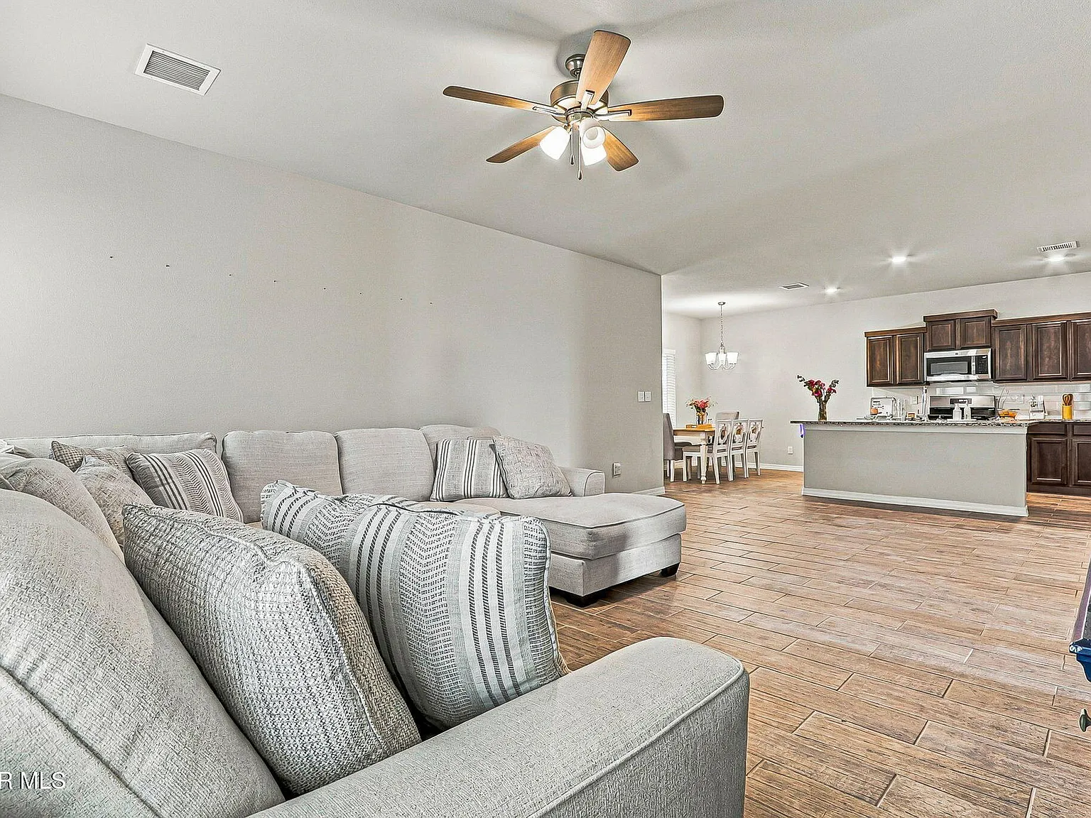 3 bed, 2.0 bath, 1613 sqft, $2,000 — Photo 4