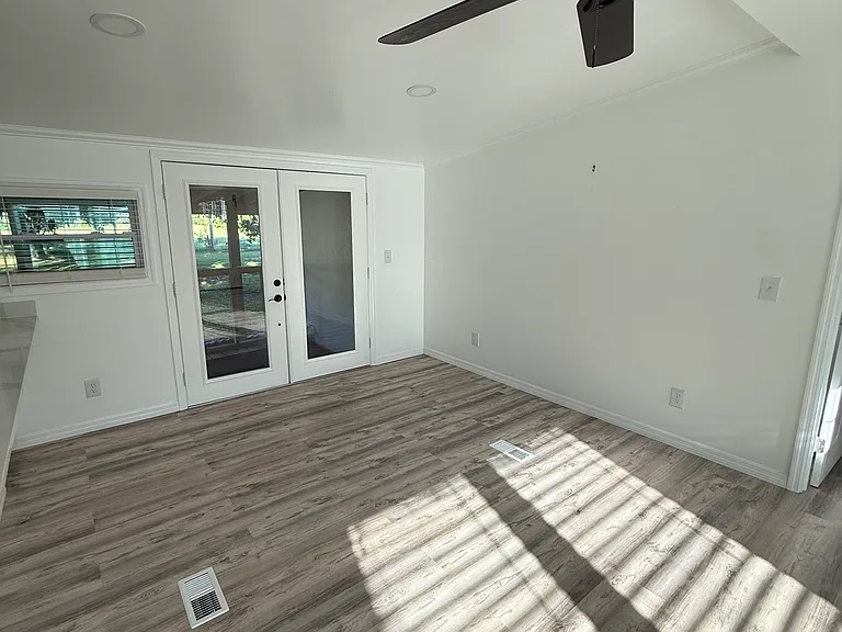 978 Bay Dr — Photo 9