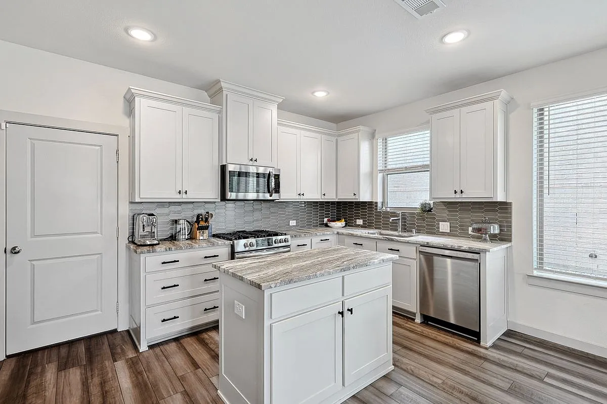 3 bed, 3.0 bath, 2062 sqft, $3,250 — Photo 3