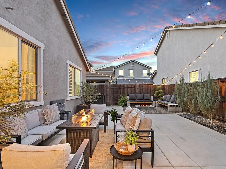 800 Daggerwing Ct — Photo 44