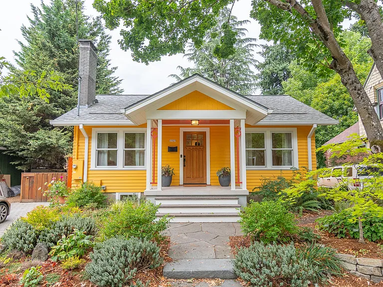 1927 SE 35th Pl — Photo 1