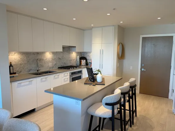 110 E 17th St #307, North Vancouver, BC V7M 1V4