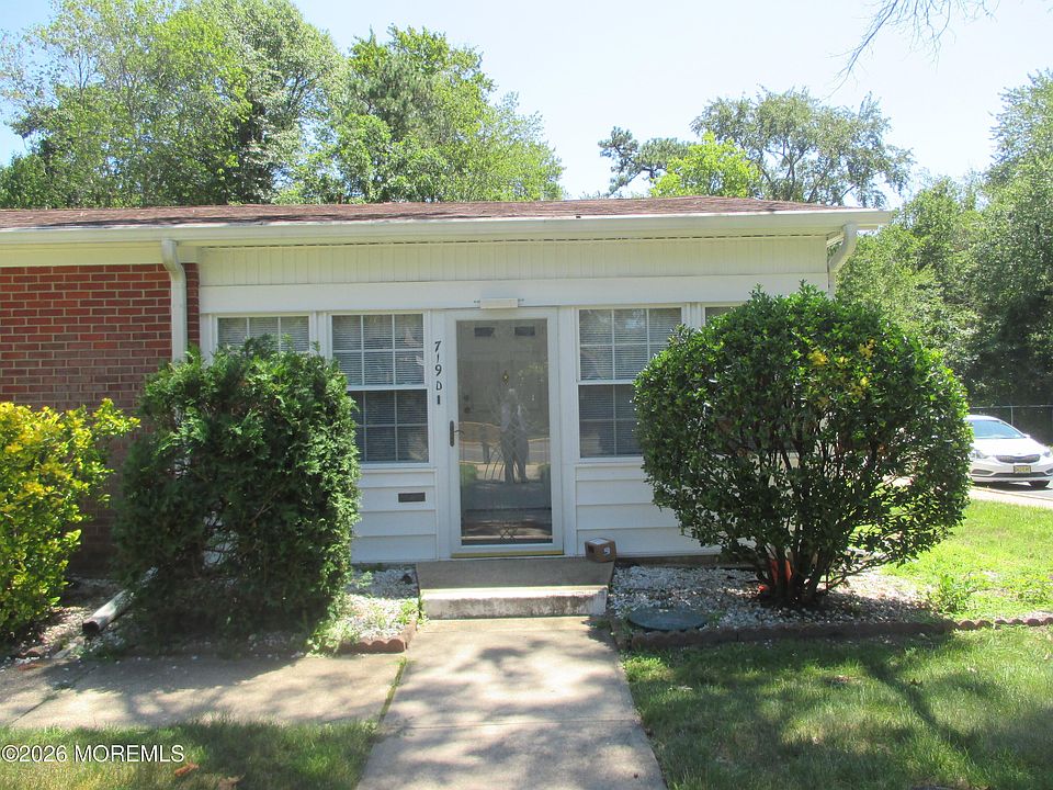1st image of 719D Buckingham Drive