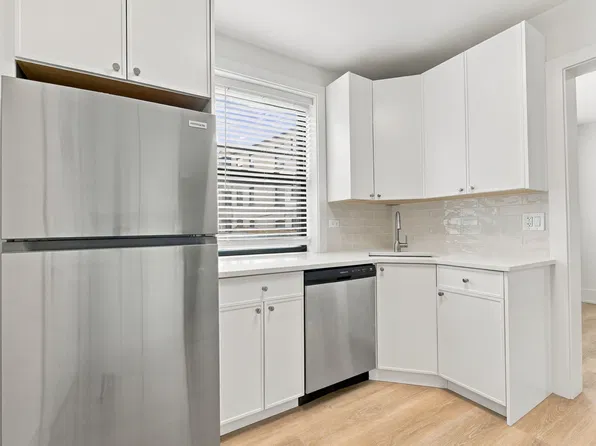 609-17 N. Sheridan Rd., 609 Sheridan Sq #13-105, Evanston, IL 60202
