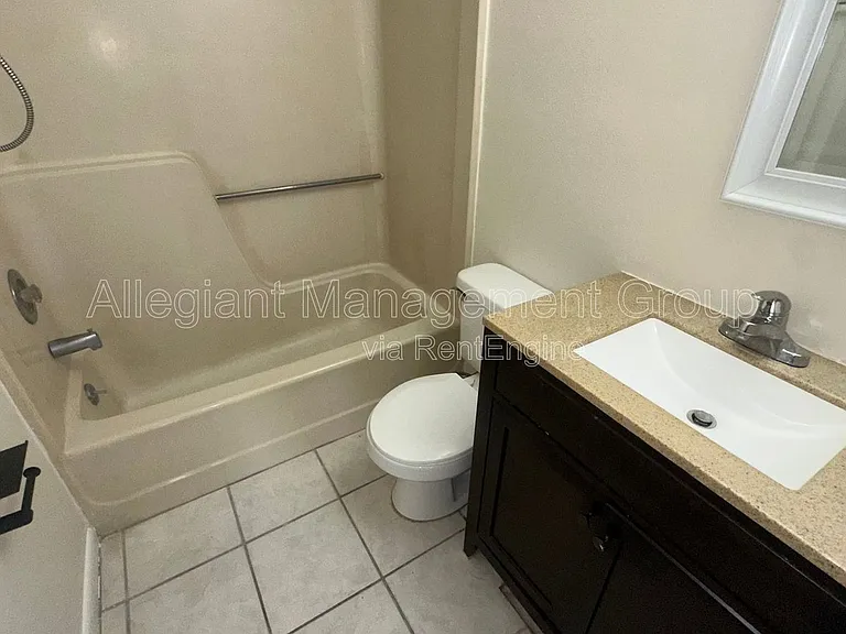 622 Royalty Ct #B — Photo 7