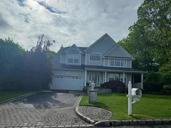 4 Laurel Cres, Manorville, NY 11949